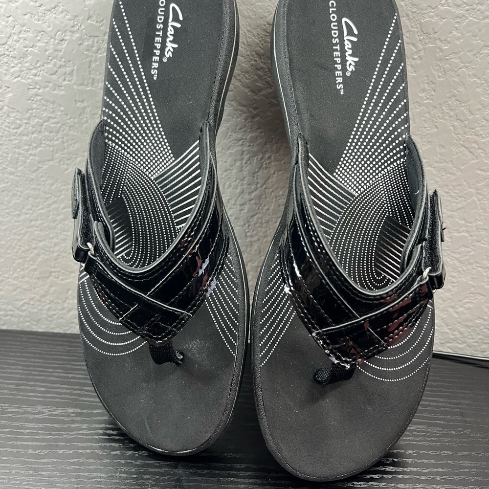 Clarks Black Patent Thong Sandals - Picture 4 of 6